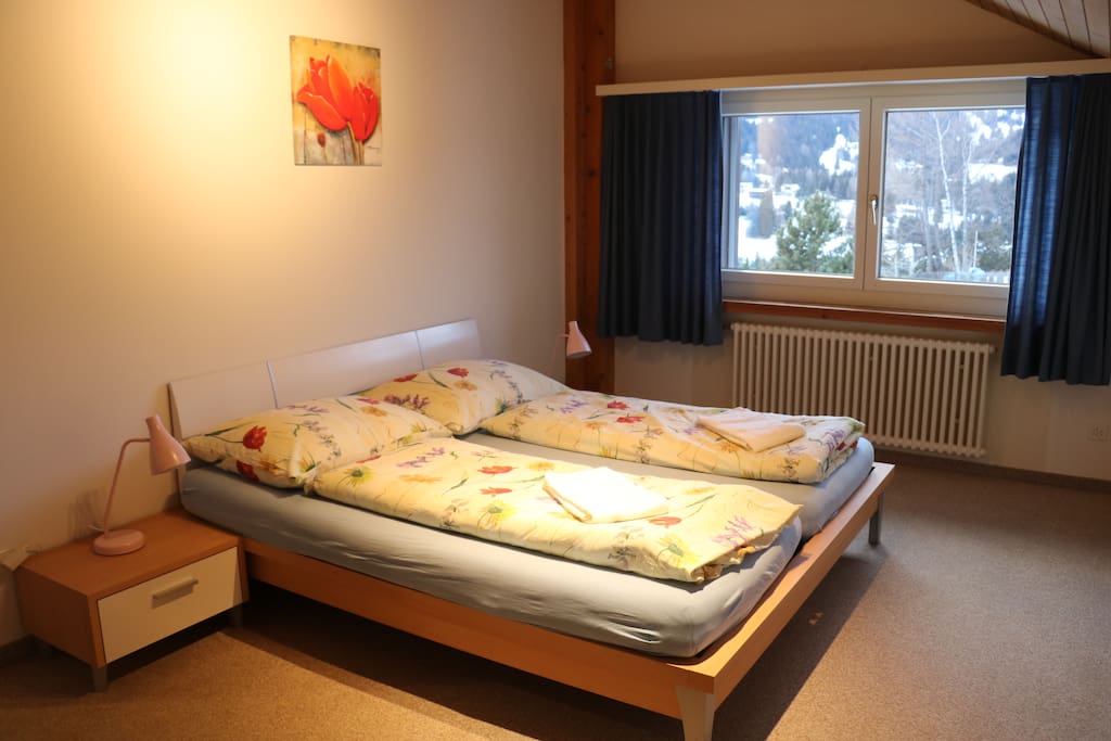 Elternschlafzimmer, schöne Aussicht, geräumig grosser Schrank