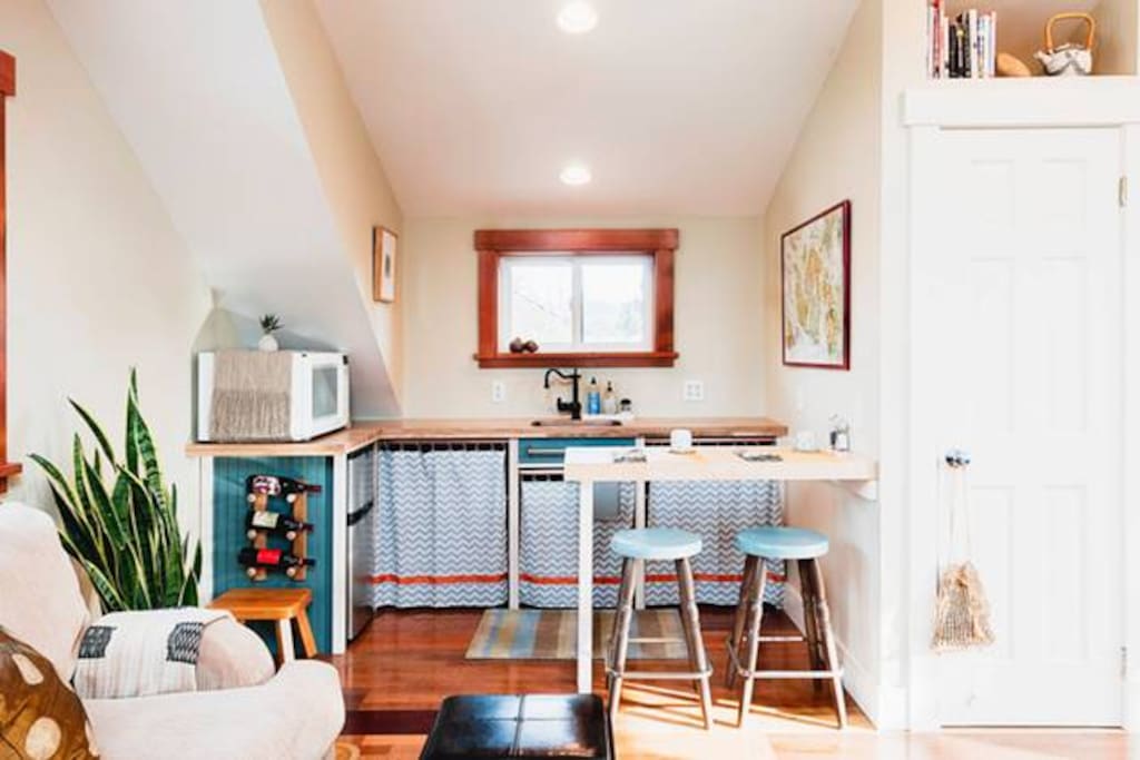 Gourmet=Kitchenette with mini-fridge & convection microwave