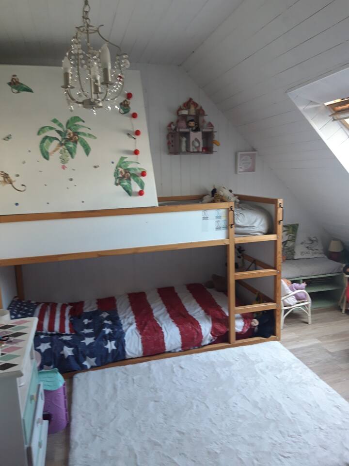 ห้องนอน 4: พร้อมเตียงสองชั้นโต๊ะทำงานผ้านวม