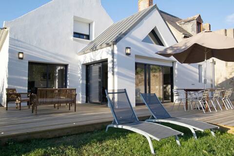 Close to the port, beaches and shops
