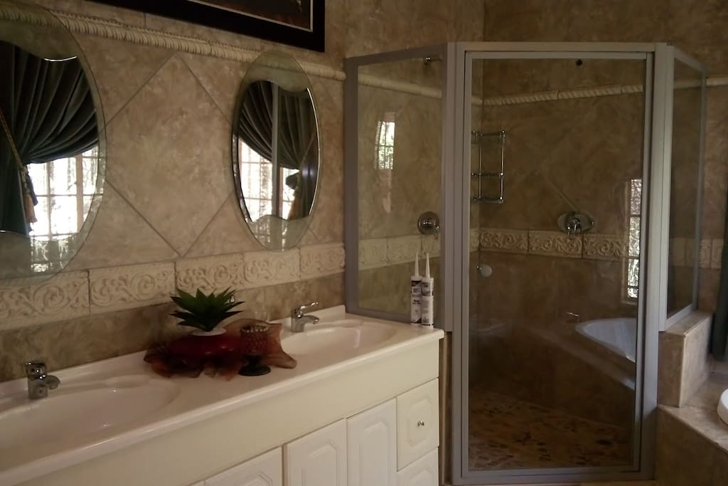UNIT 5 - ALSO USED FOR BRIDAL ROOM
Bathroom