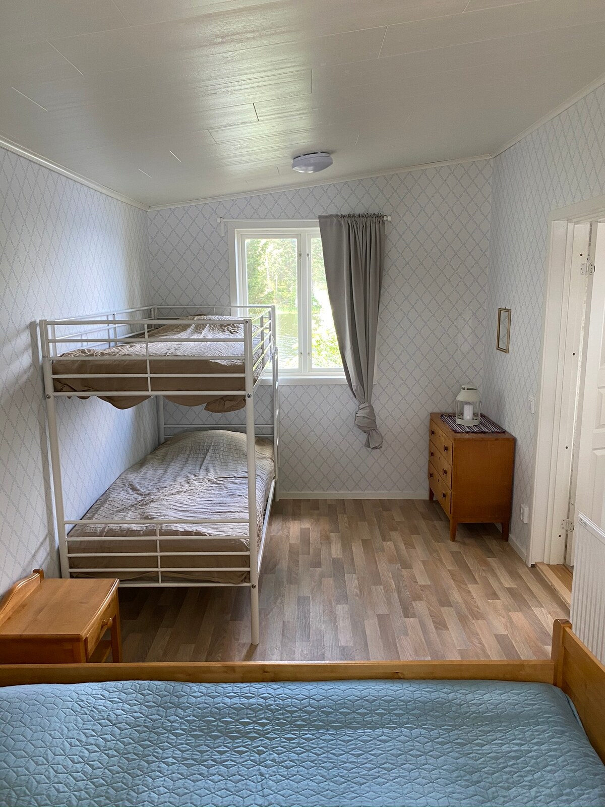 Dormitorio con 4 camas (litera y cama doble). Vista sobre el lago en ambas direcciones.