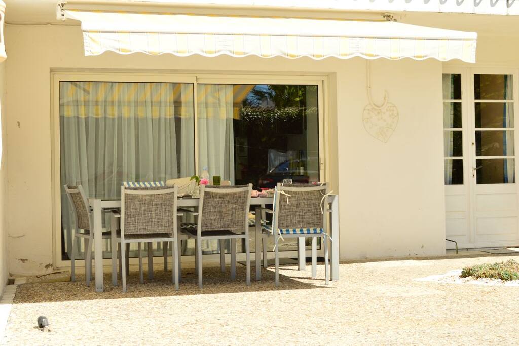 Devant la cuisine d'étéTable placée devant la cuisine d'été