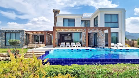 Luxurious 5 bedrooms beach villa in private lagoon