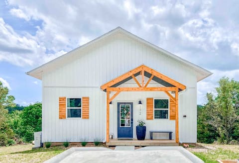 Modern Farmhouse With a Loft, Unbeatable Location