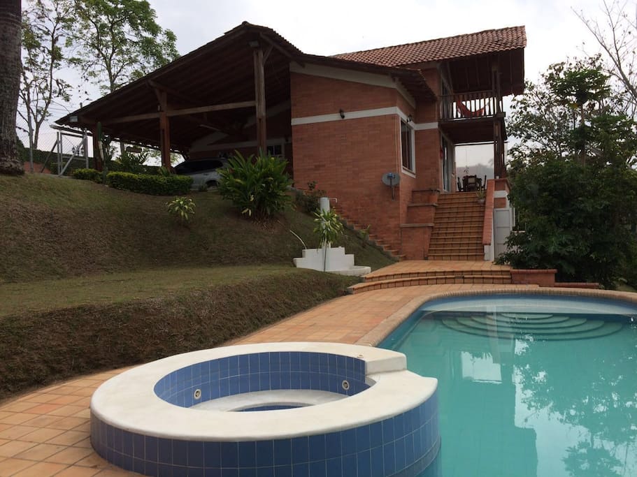 Excelente piscina, Jacuzzi y kiosco con asadero BBQ.
