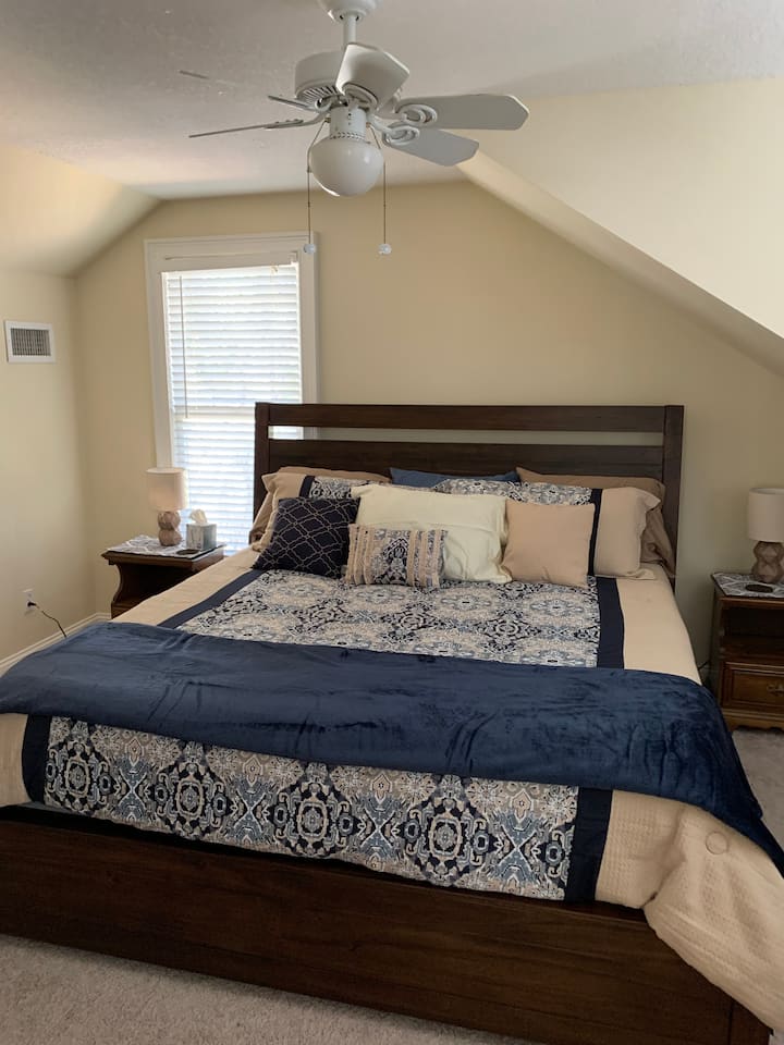 Прекрасна спална соба со брачен кревет (широк 180-220 см).