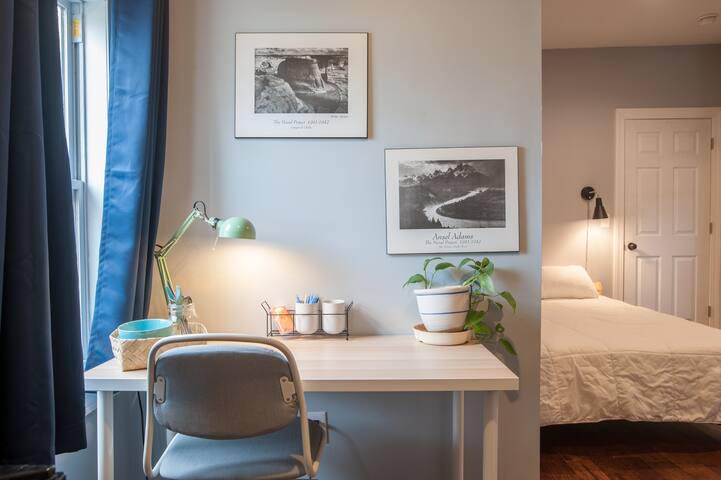 Cozy Bedroom - Private Entrance and Ensuite Bath