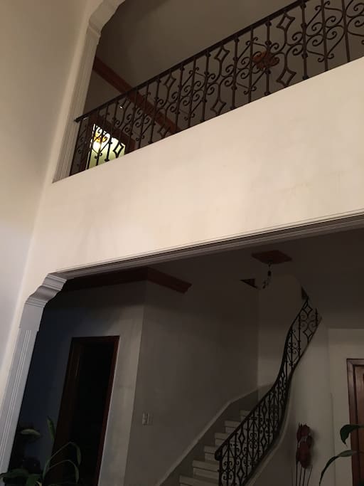 Escaleras y balcón que da a la amplia estancia
