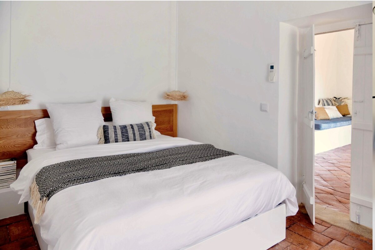 חדר 1 עם מיטת קווין סייז נוחה ומצעי כותנה מצריים רכים.