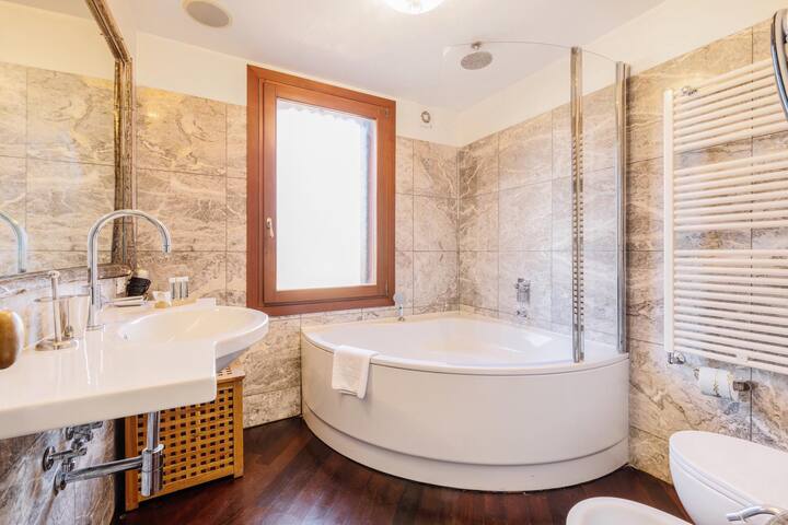 Rooftop Terrace Penthouse & 360° Views | Venice5th gallery image 4