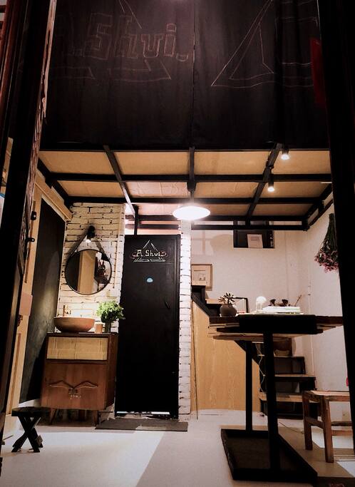 精心打造的日式和北欧风格的loft小屋。楼下有张很大的老榆木工作桌。在隔壁点一杯咖啡,办公、日常都可以在这里。办公桌直面一面黑板墙,可用来记录行程、重要事项、画画等。一楼拥有独立卫生间。门后有个小吧台为精致用餐区域。