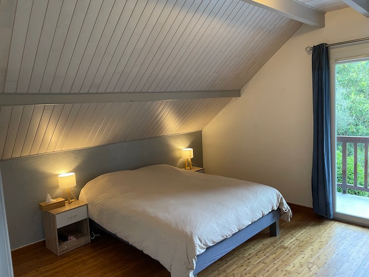 חדר שינה ראשון עם מיטת מרפסת 160