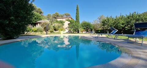 Between Aix and Marseille, 200 m2, 9 people, pool, spa