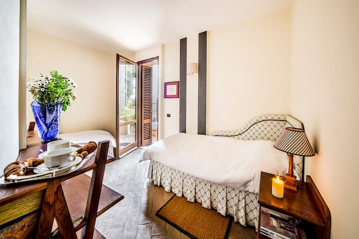 Dormitorio 2, con dos camas individuales y acceso al jardín. 