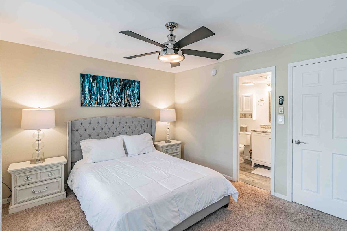 Dhomë gjumi 1
• Krevat dopio "Queen Tempur-Pedic Cloud"
• Banjë e bashkangjitur me madhësi të plotë 
• Dollap i integruar
• Perdet
e errëta • Detektor tymi dhe monoksidi karboni