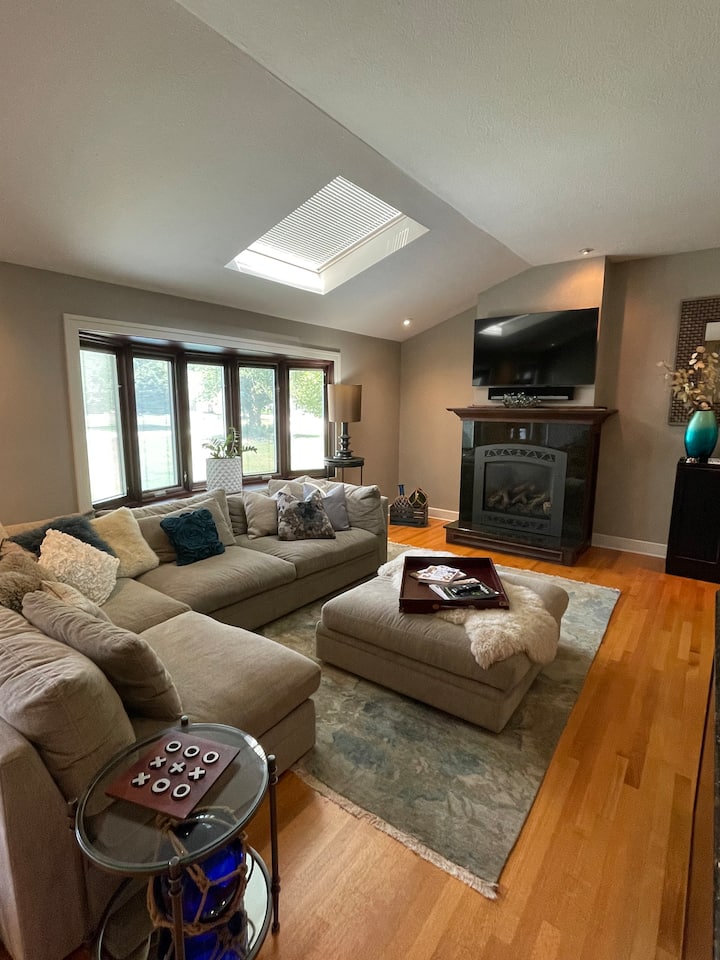 4-level Westlake Retreat • Sleeps 12 - North Olmsted, OH