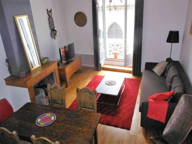The atypical merchants at the foot of the castle 85m2