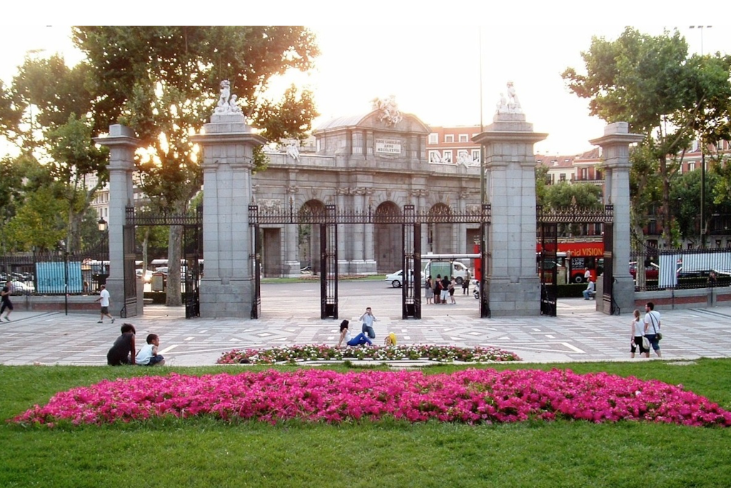 Vista de la Puerta de Alcalá desde dentro del parque de El Retiro