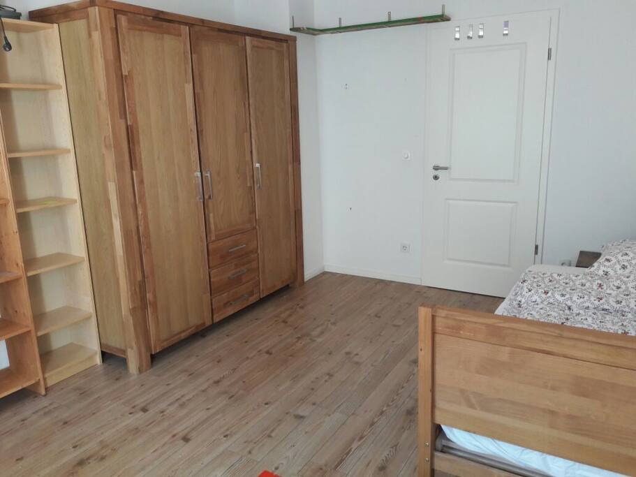 Großer Kleiderschrank und Regale
