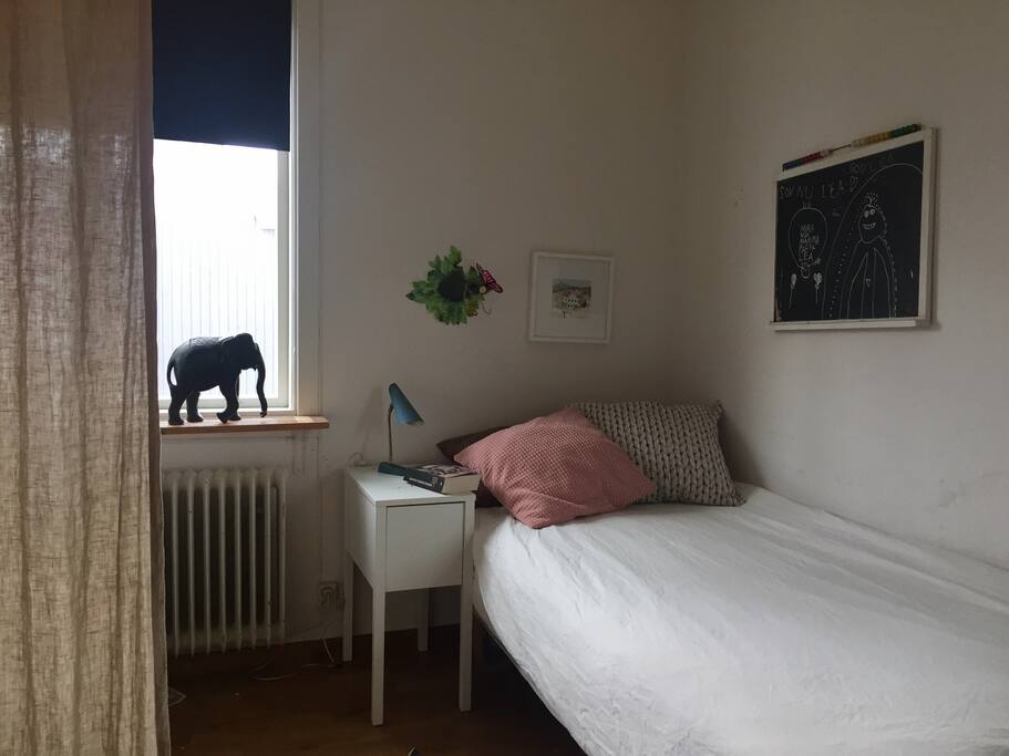 Enkelsäng i samma rum som dubbelsängen. 90 cm