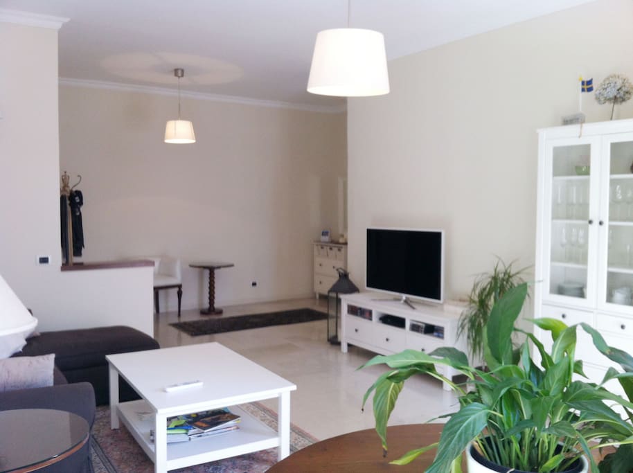 tv, play station, ingresso, corridoio verso zona notte