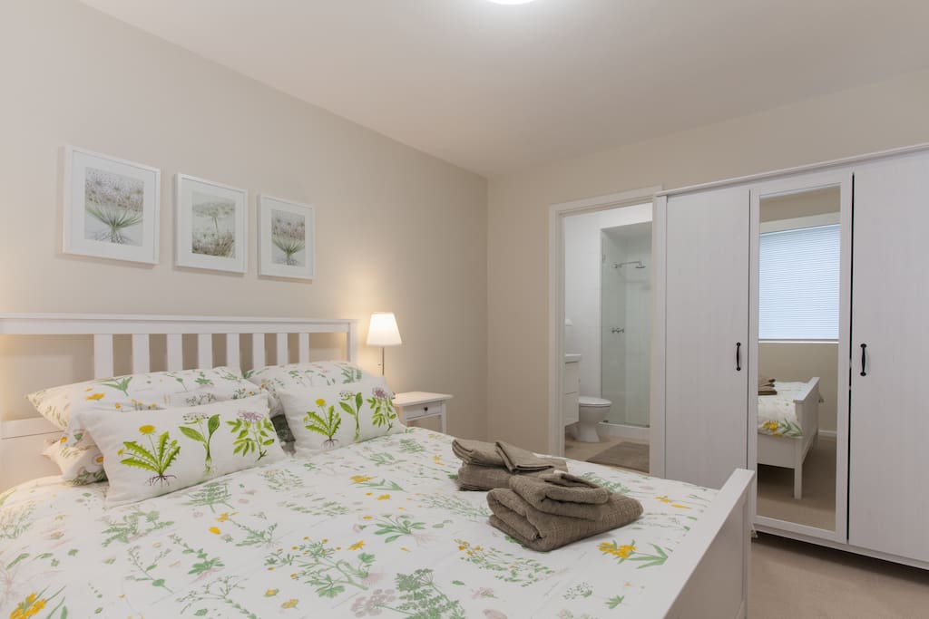 Spacious light and airy bedroom adjoining living area. Queen size bed. En-suite bathroom. Full length mirrored wardrobe.