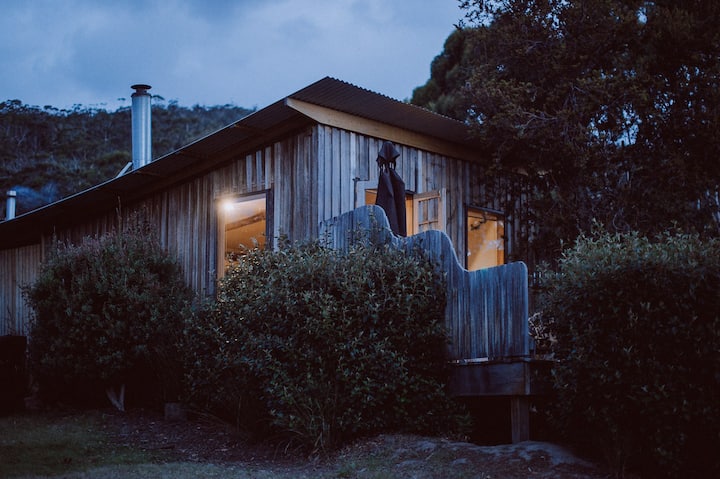 The Shack - coastal stay with outdoor tub