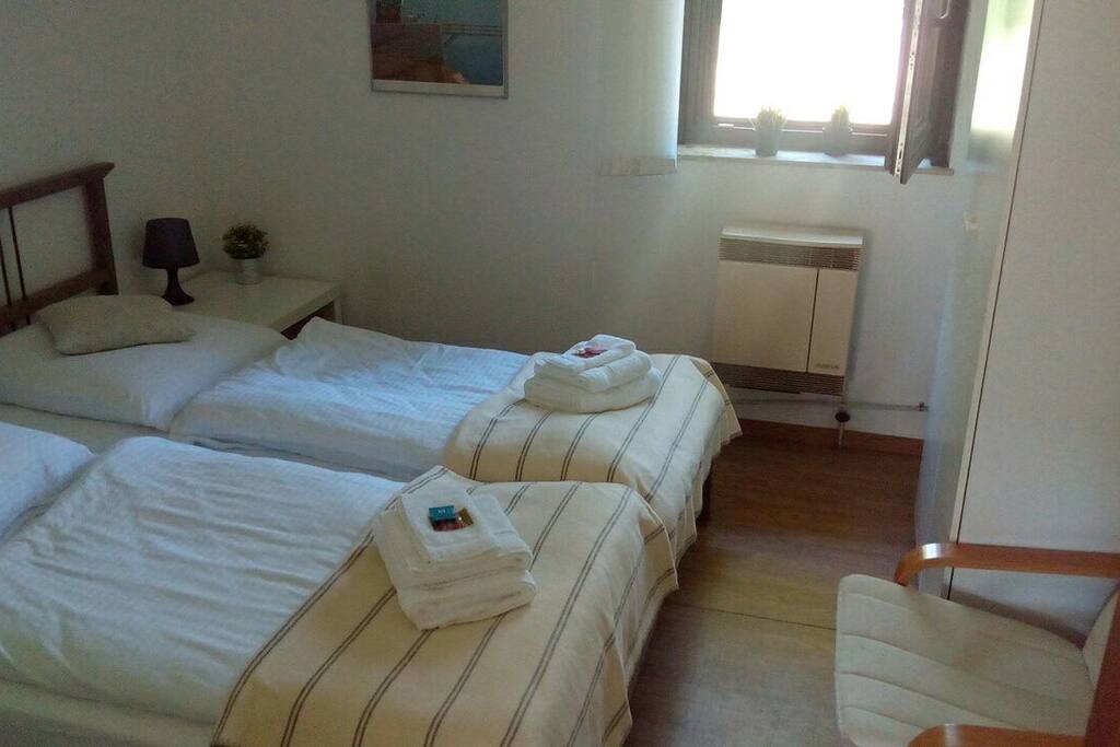 Schlafzimmer 1