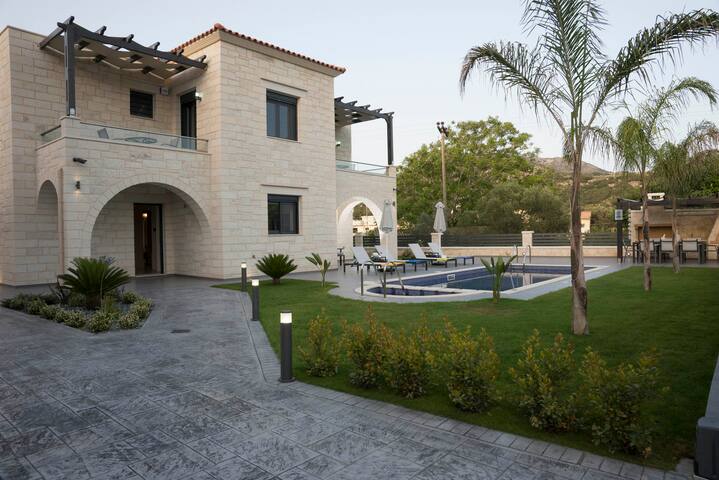 Villa Azalea | Luxury, private pool, 300m to sea gallery image 3
