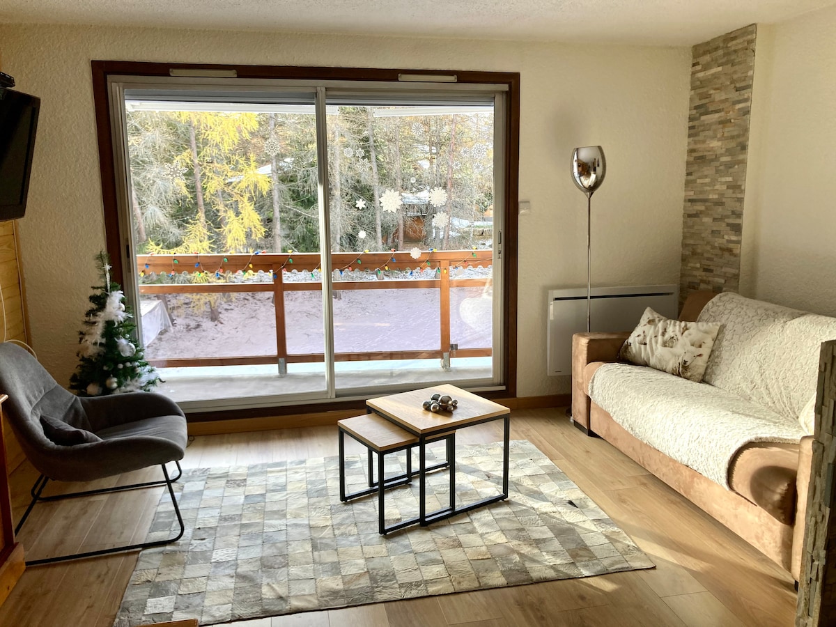 Top Airbnb: Apartment with large balcony at the foot of the slopes in Les Deux Alpes