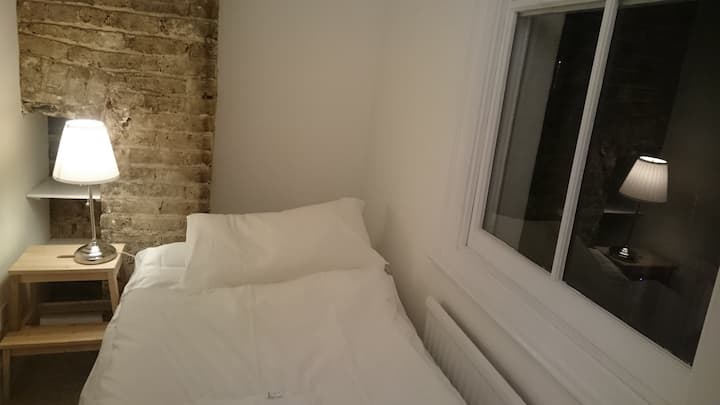 Tiny cheap room in Central London.