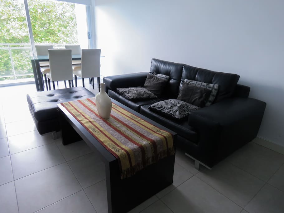 Amplio living-comedor con balcón. Muy acogedor, listo para disfrutar!!