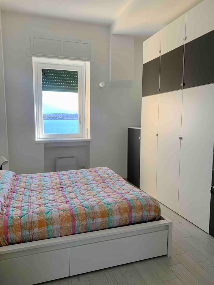 Spálňa, podrobnosti: veľká skriňa s komorou a vešiakom na topánky