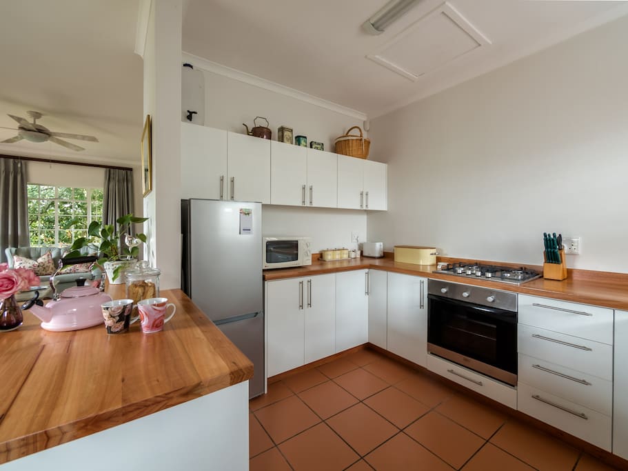 New modern kitchen with all the mod-cons including microwave, oven and hob, fridge/freezer. Perfectly set up with everything you need to prepare meals.