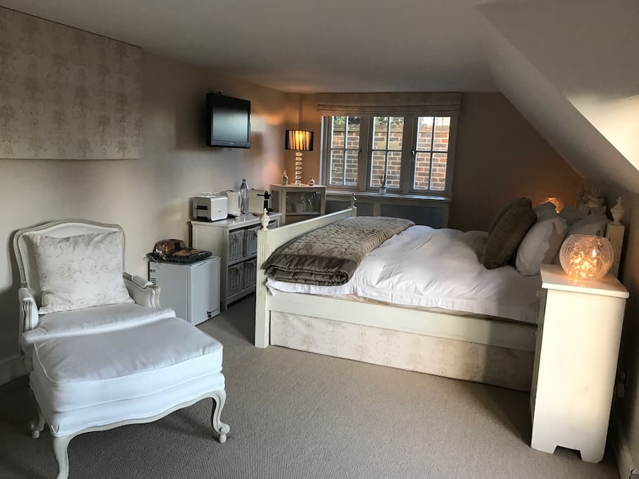 Bedroom with seating, mini fridge/toaster/tea/coffee facilities