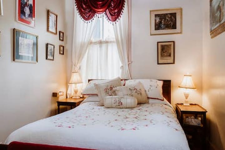 Victorian Era-5-10 Min Walk Downtown Attractions