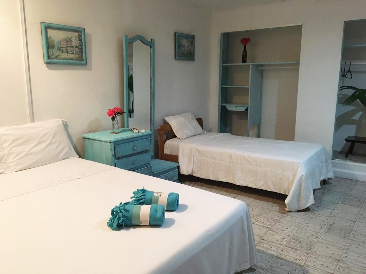 דירת סטודיו גדולה שמתאימה עם 2 מיטות. (מיטה זוגית/קווין אחת) גדולה ופשוטה. נוחות, שולחן כתיבה,ארון, טלוויזיה בכבלים, Wi - Fi, מיזוג אוויר, מקרר, חדר רחצה פרטי, מטבח ומרפסת משלו.