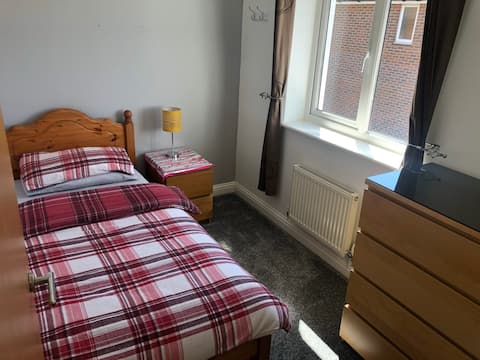 Quiet single room close to Gatwick and M23