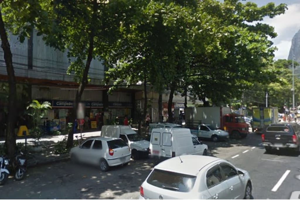 Muitíssimo bem localizado com mercados e outros serviços bem próximos ao prédio.