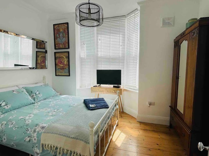 Dormitorio principal: cama tamaño king con colchón de espuma viscoelástica de lujo, TV inteligente de alta definición con palo de fuego Amazon y Freeview.