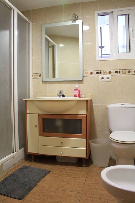 Baño completo con ventana