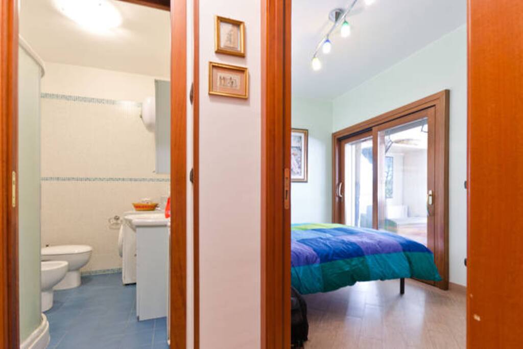 casa blu: camera e bagno