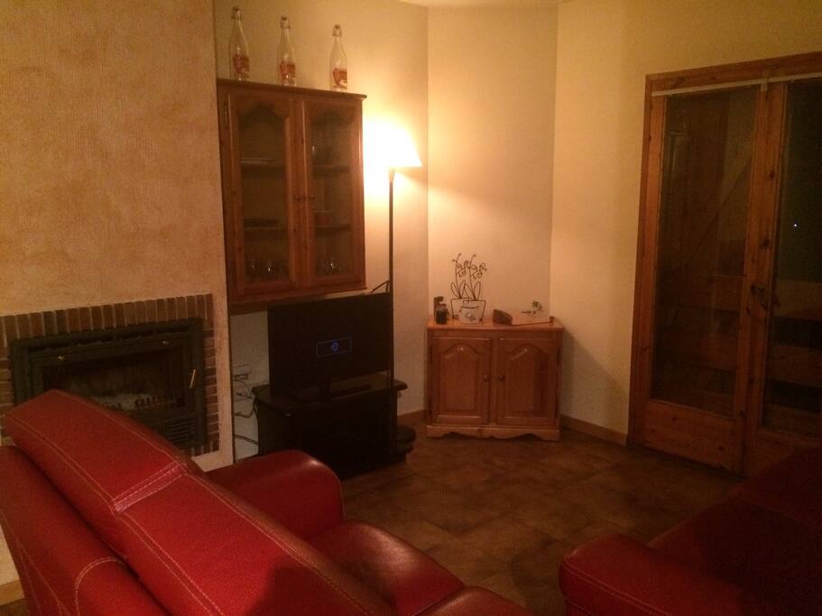 Comedor con chimenea