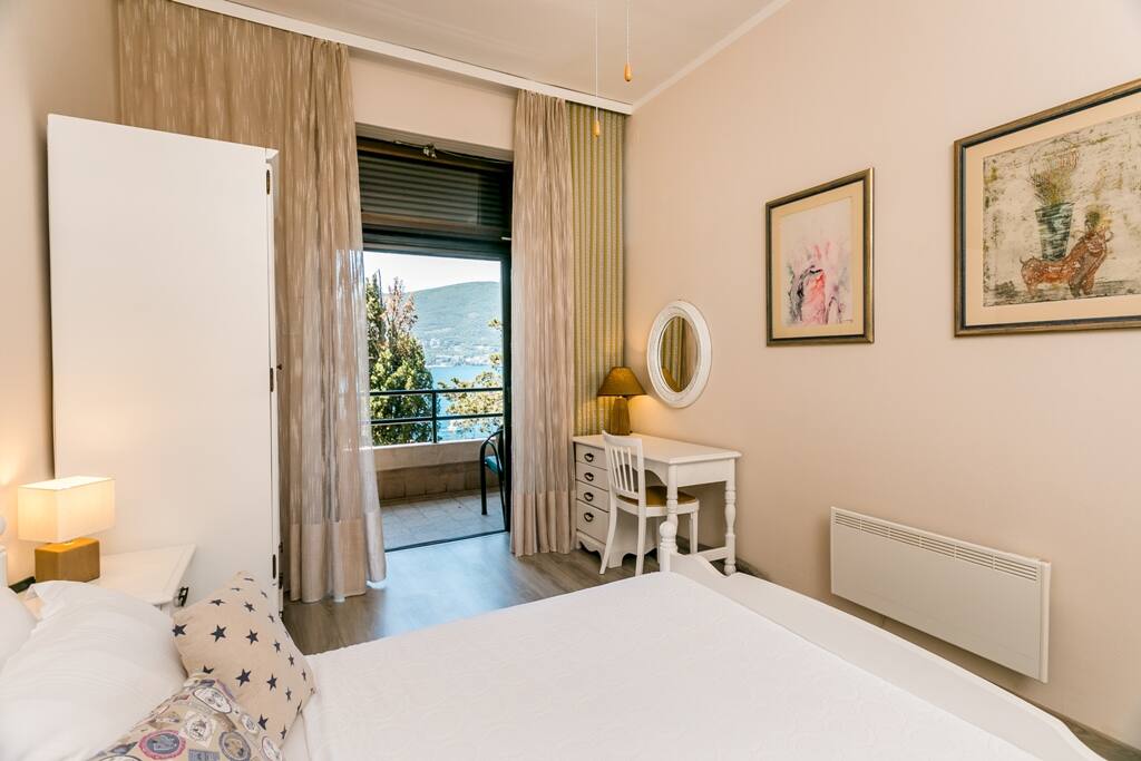 Bedroom - Sea view literally from your bed