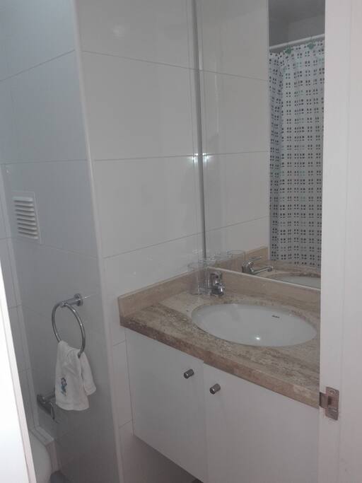 Baño 2. Ubicado en el pasillo - Second Bathroom.