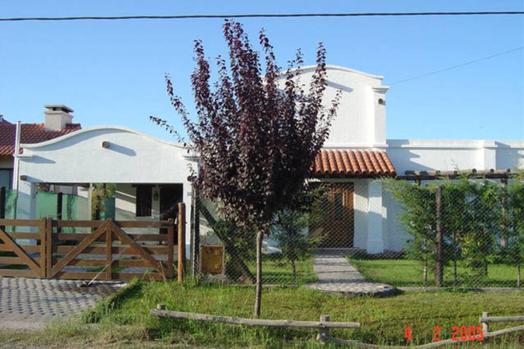 Casa Blanca estilo mediterraneo. Estacionamiento.