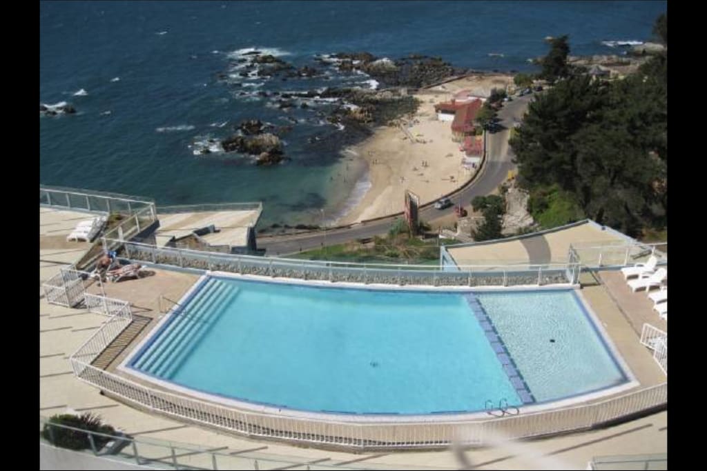Piscina panorámica y playa abajo