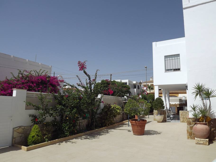 Espacio para aparcar dentro del patio, por si no quieren dejar los coches fuera de la casa.
