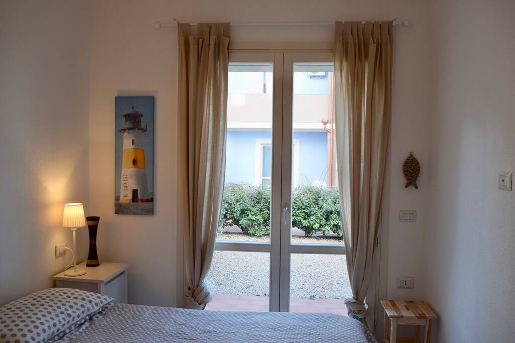Camera da letto matrimoniale con vista giardino.